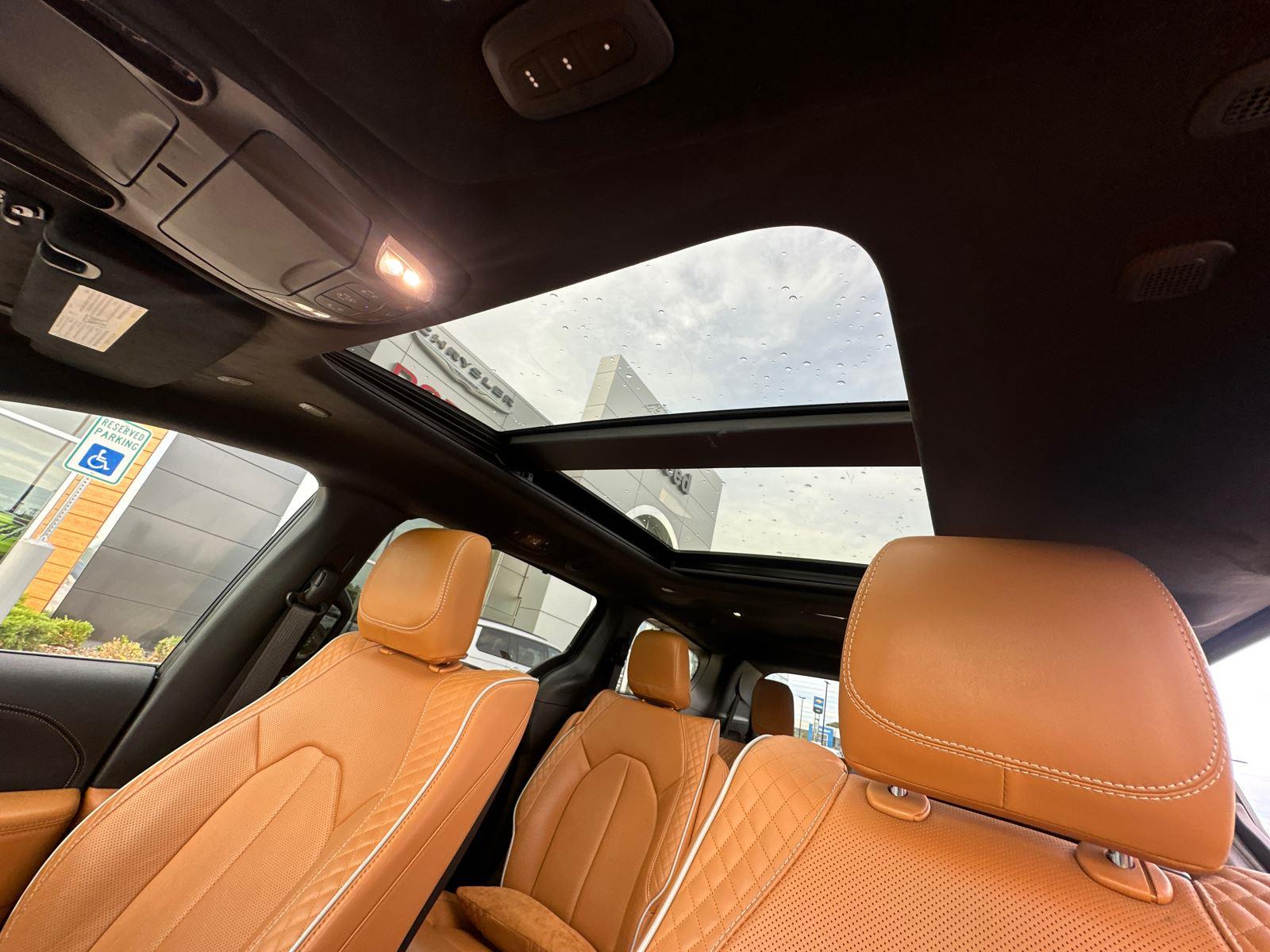 2023 Chrysler Pacifica Hybrid Pinnacle photo 33