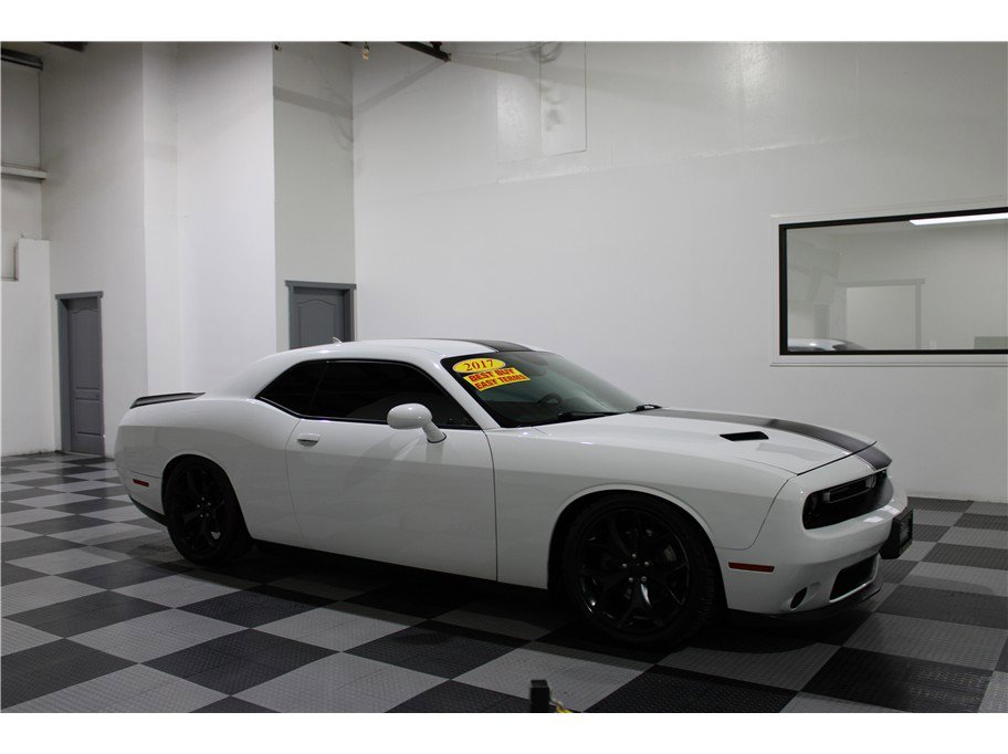 2017 Dodge Challenger SXT Plus's photo