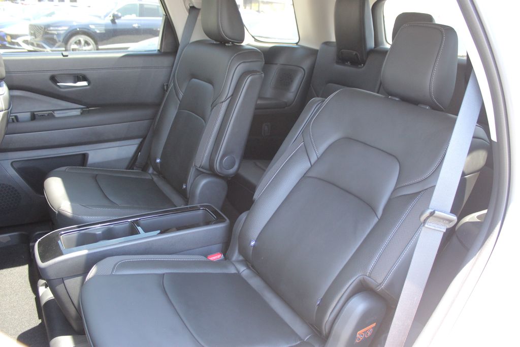 2025 Nissan Pathfinder SL photo 14