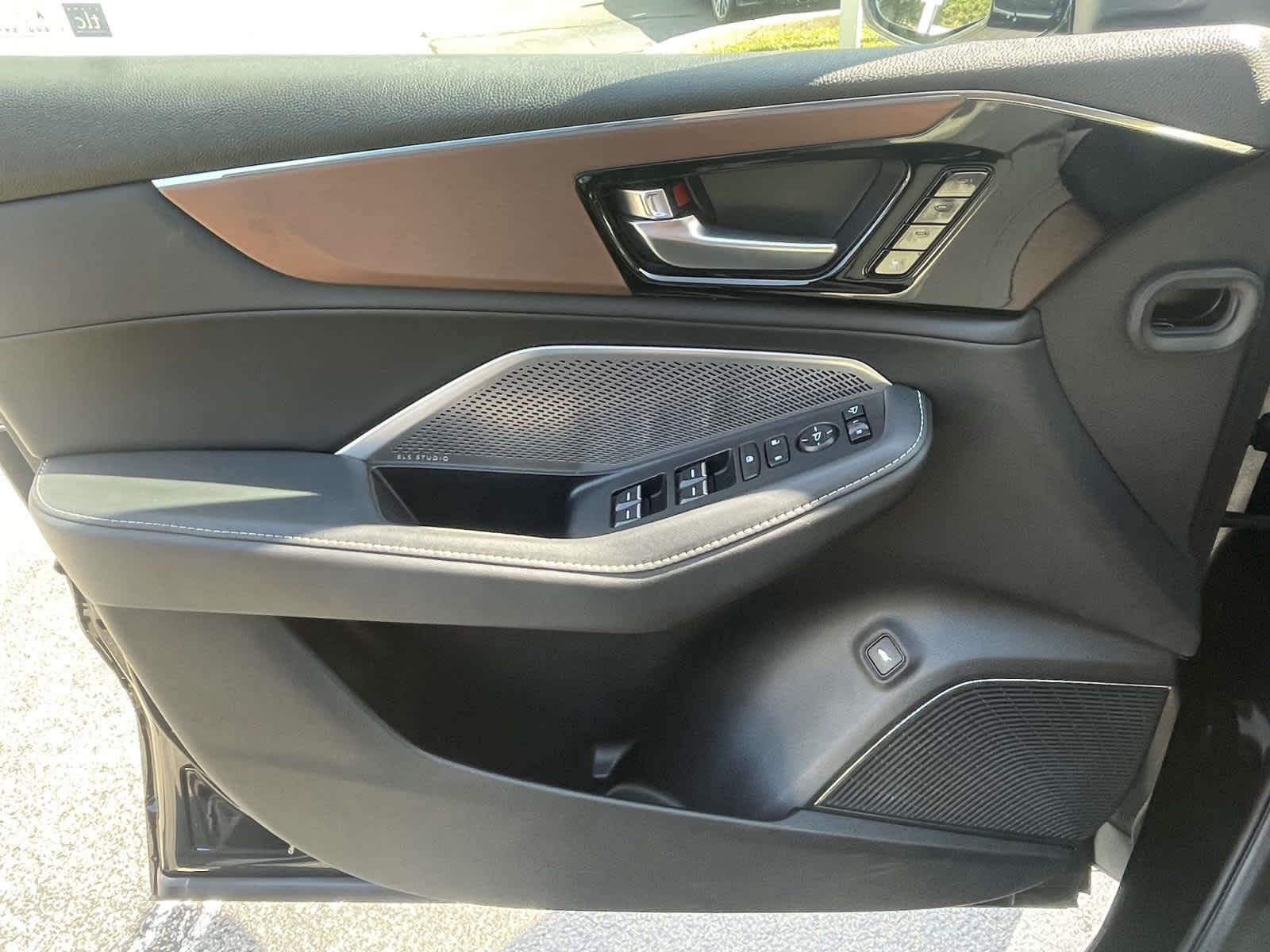 2022 Acura MDX Technology SH-AWD photo 24