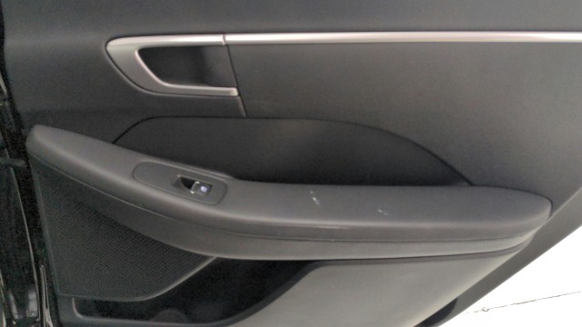 Used 2022  Hyundai SE image 33