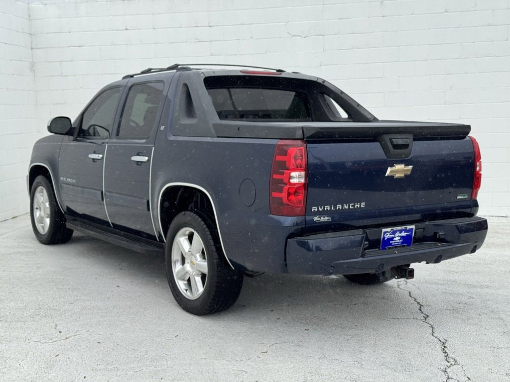 2011 Chevrolet Avalanche LT photo 3