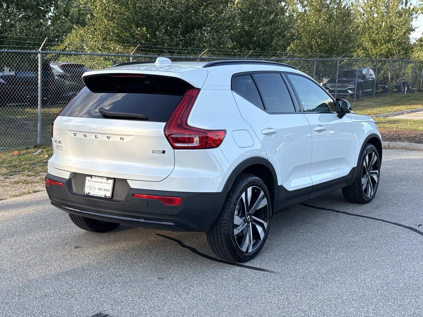 2025 Volvo XC40 photo 3