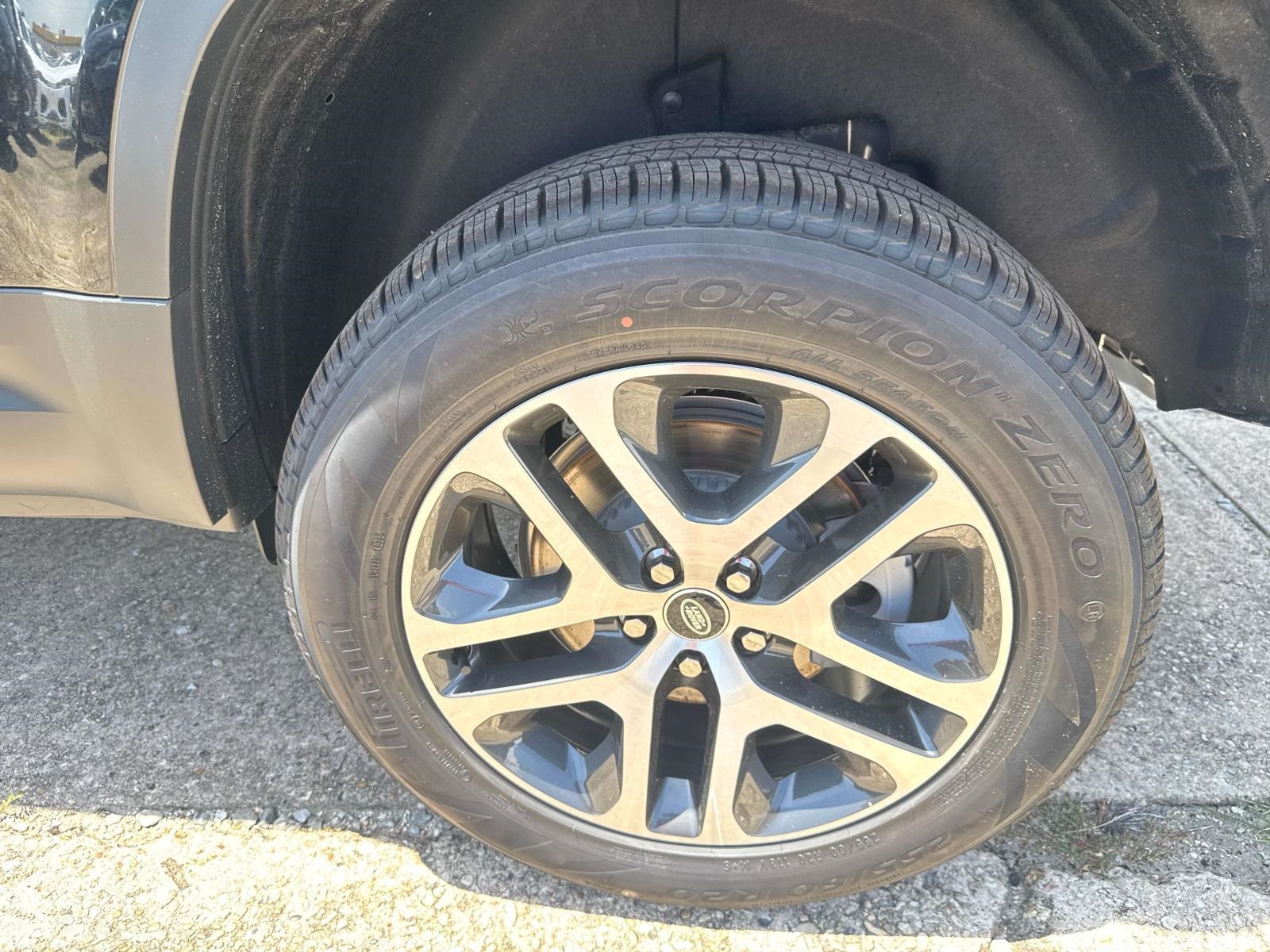 2025 Land Rover Defender 110 S photo 3