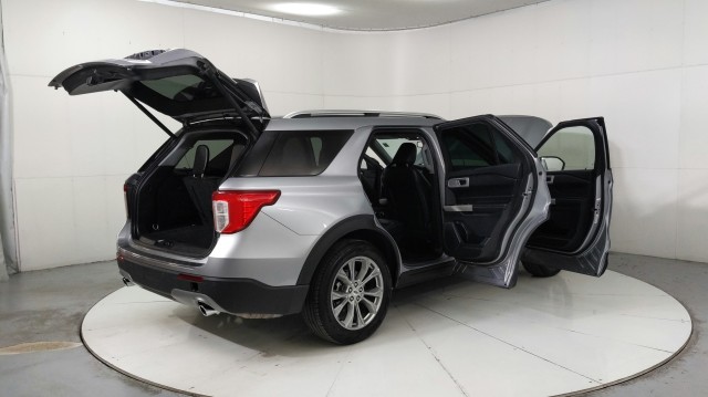 Used 2023 SILVER Ford Limited image 11