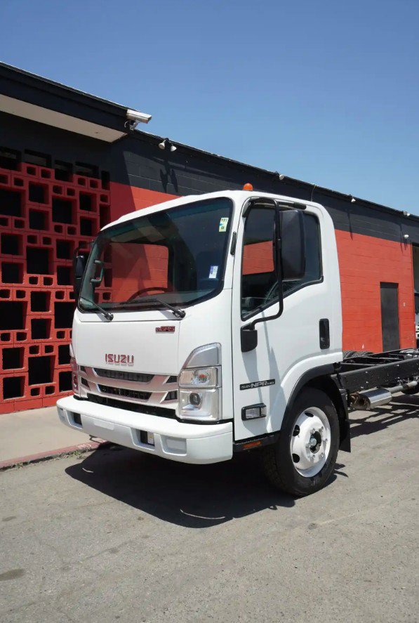 2024 Isuzu NPR photo 2
