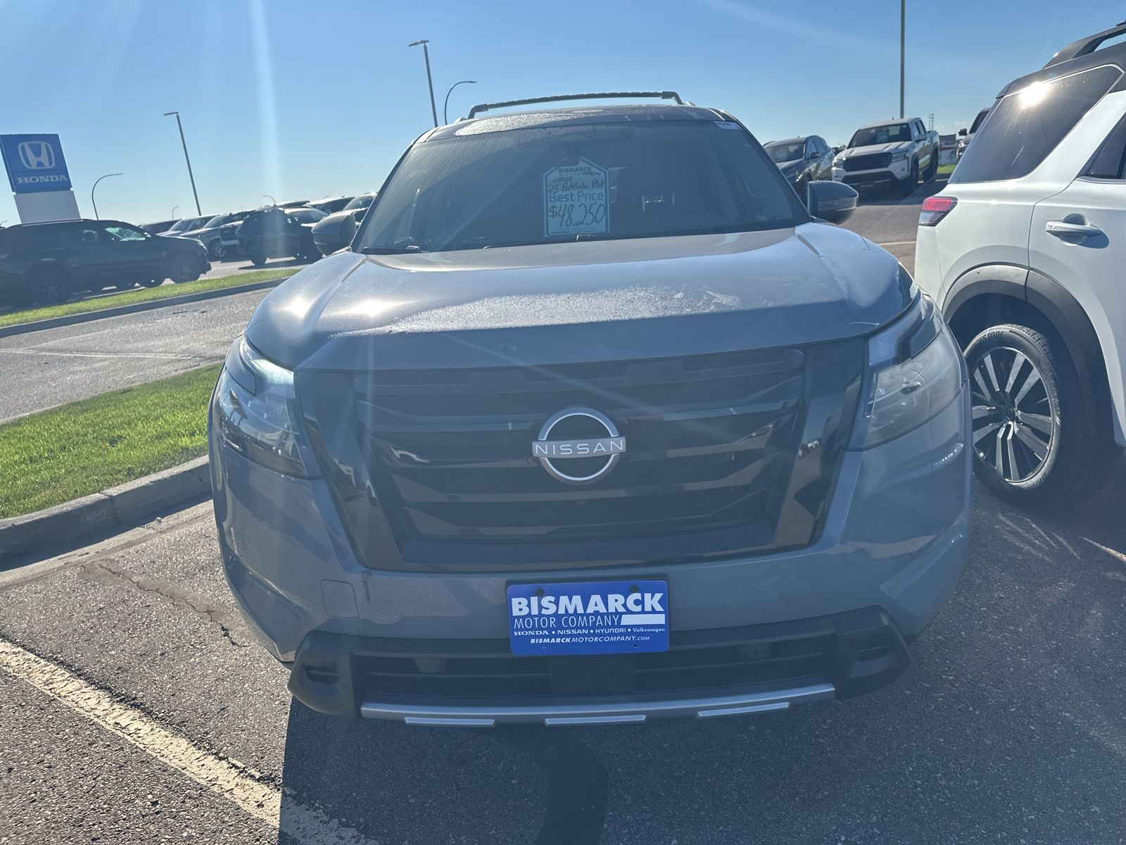 2025 Nissan Pathfinder Platinum photo 2