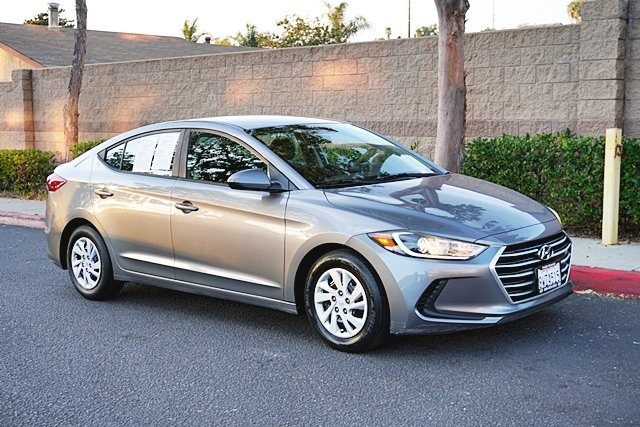 Used 2018 Gray Hyundai SE image 3