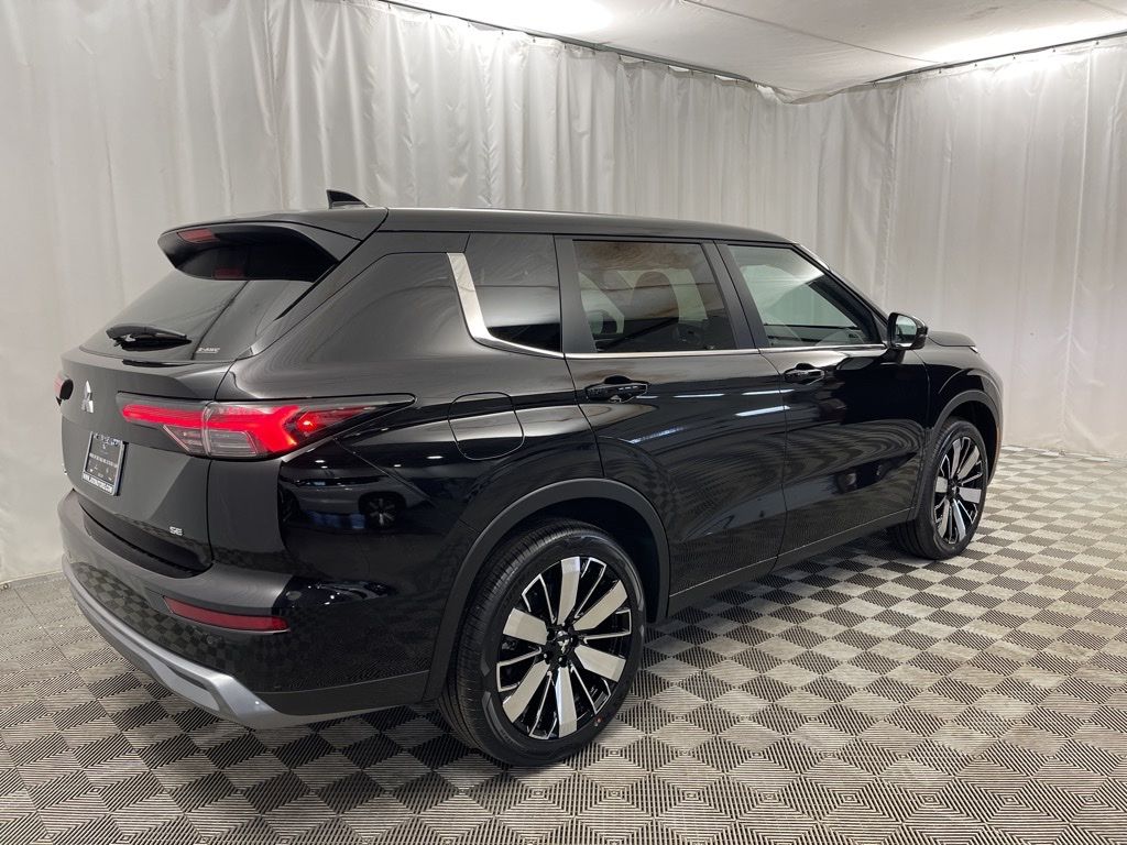 2025 Mitsubishi Outlander SE photo 2