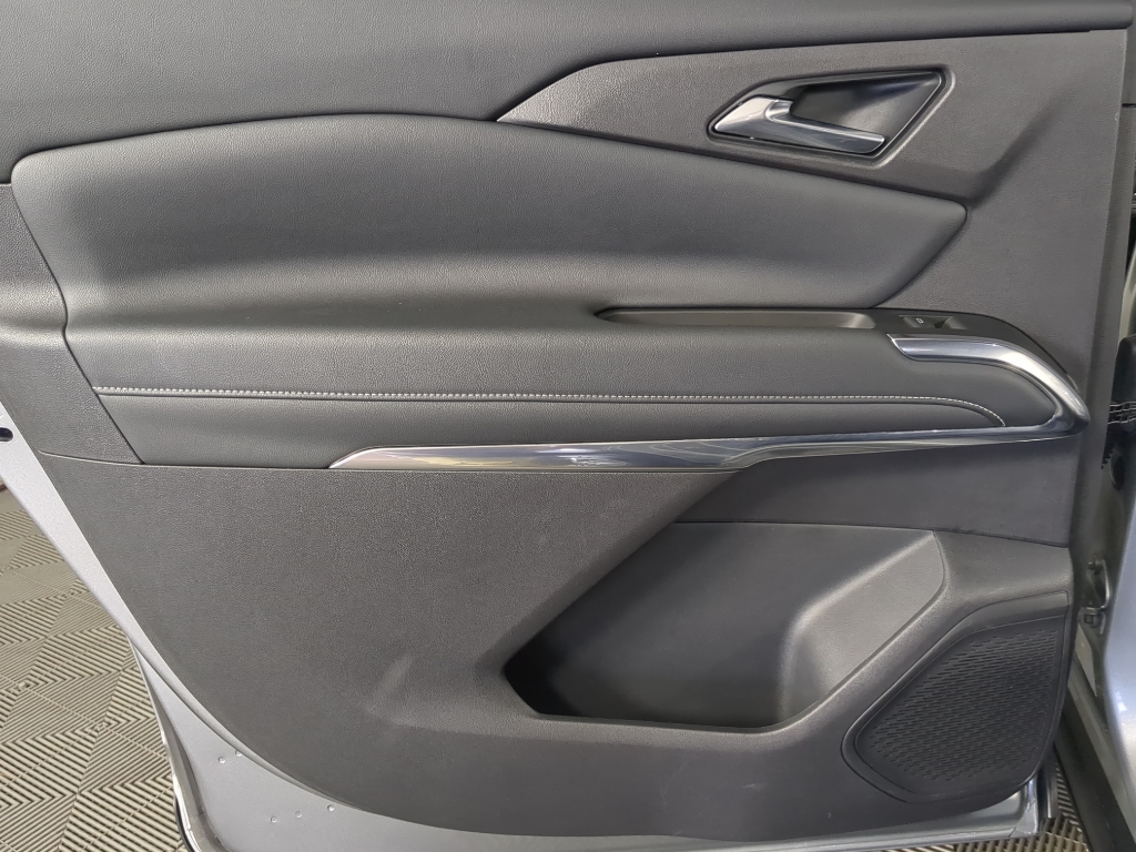 2025 Chevrolet Traverse photo 12