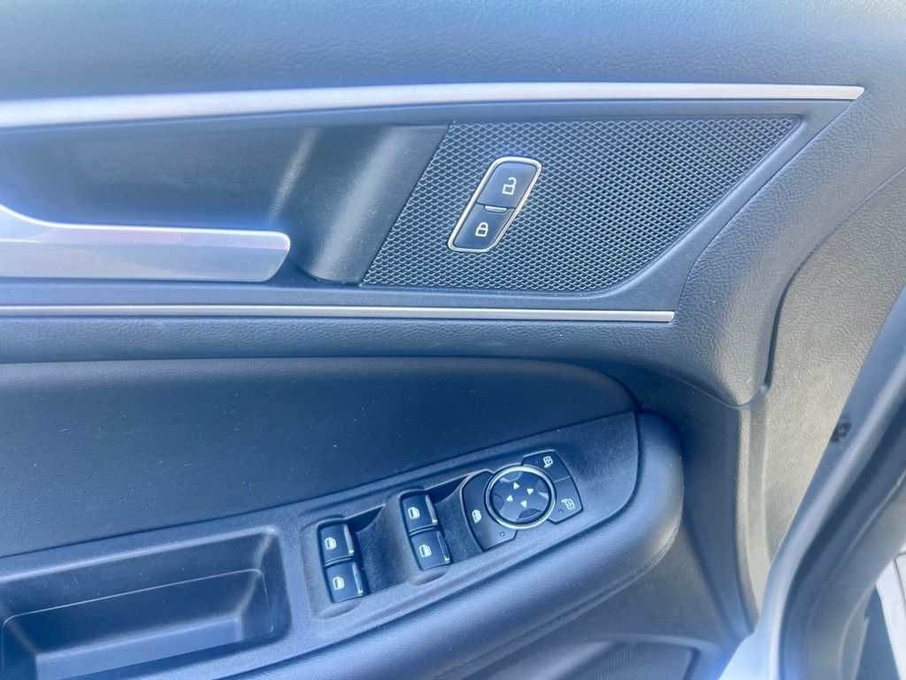 2022 Ford Edge SEL photo 11