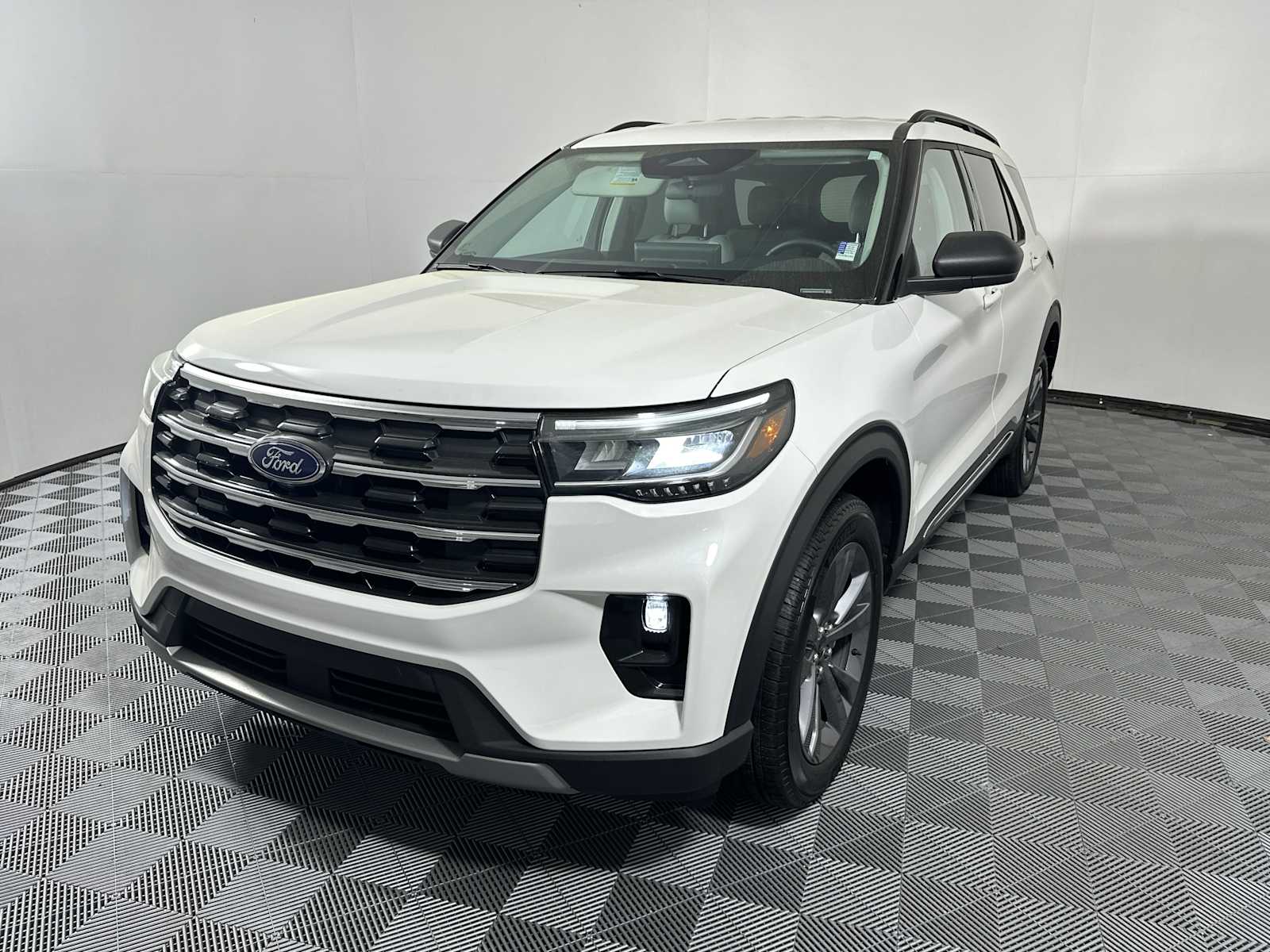 2025 Ford Explorer photo 2
