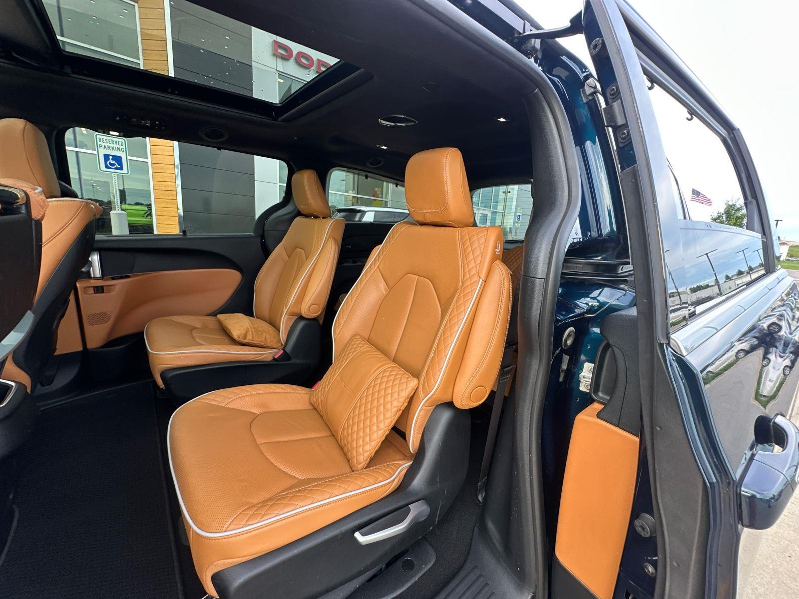 2023 Chrysler Pacifica Hybrid Pinnacle photo 34