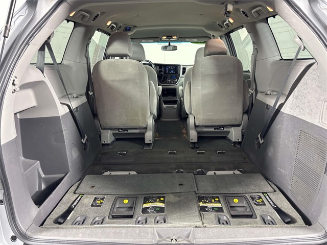 2017 Toyota Sienna LE photo 10