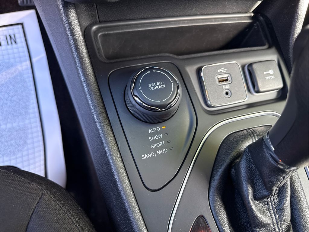 2019 Jeep Cherokee Latitude photo 28
