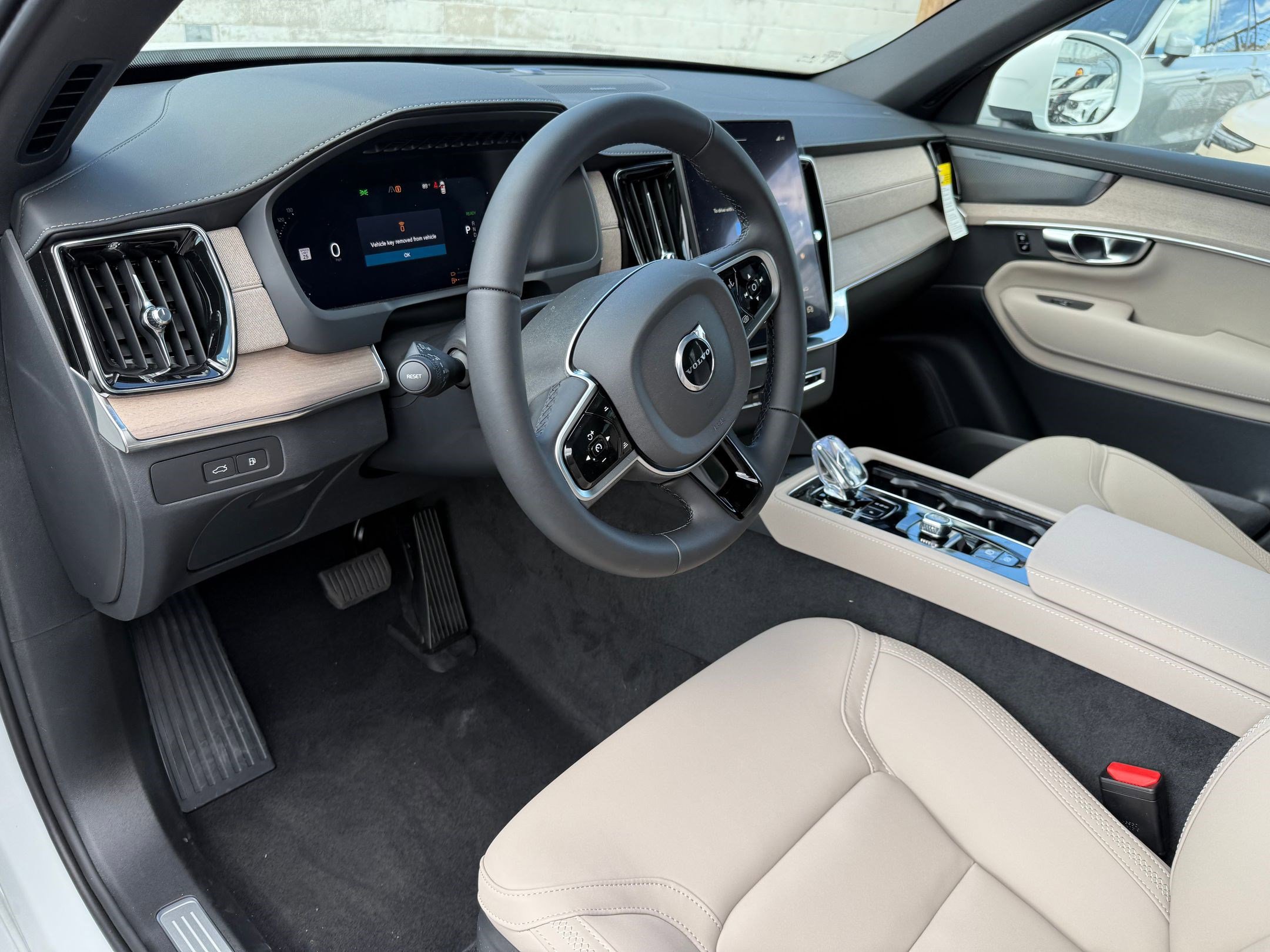 2026 Volvo XC90 Plus photo 9