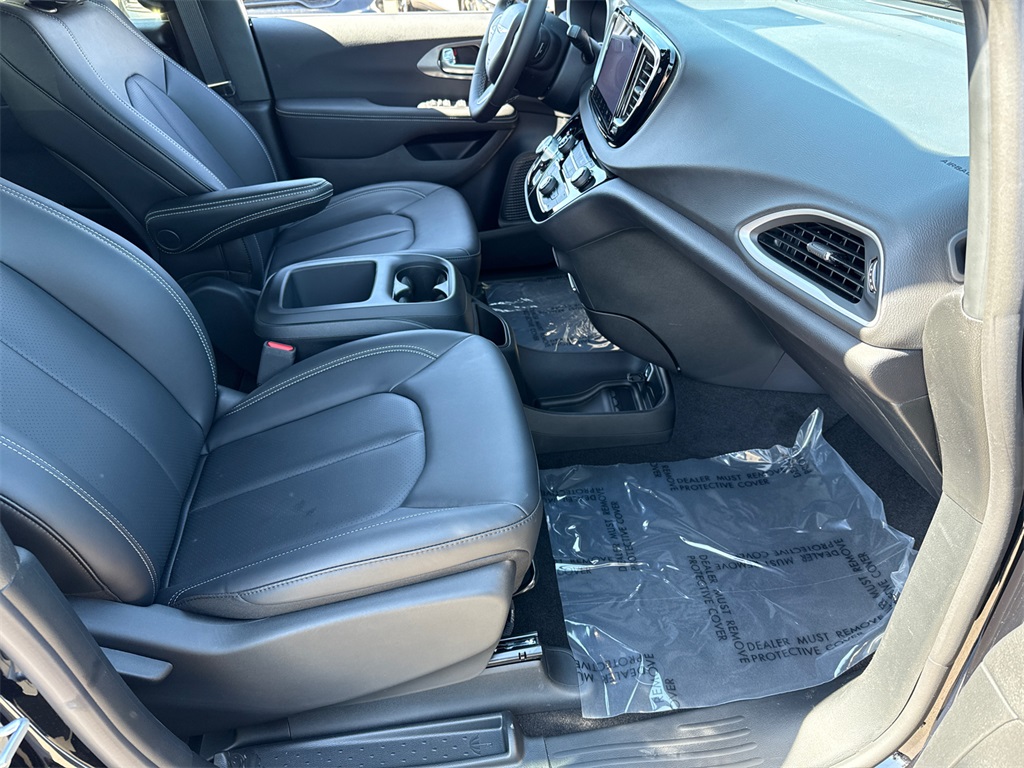 2025 Chrysler Voyager LX photo 15