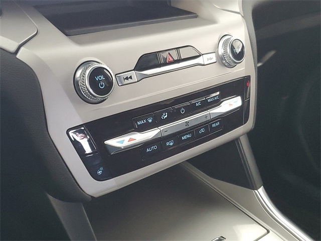 2023 Ford Explorer XLT photo 14