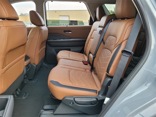2025 Nissan Pathfinder Platinum photo 11