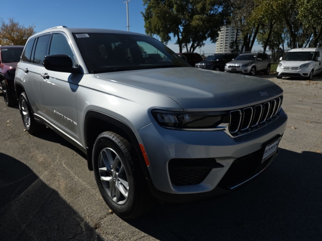 2025 Jeep Grand Cherokee Laredo's photo