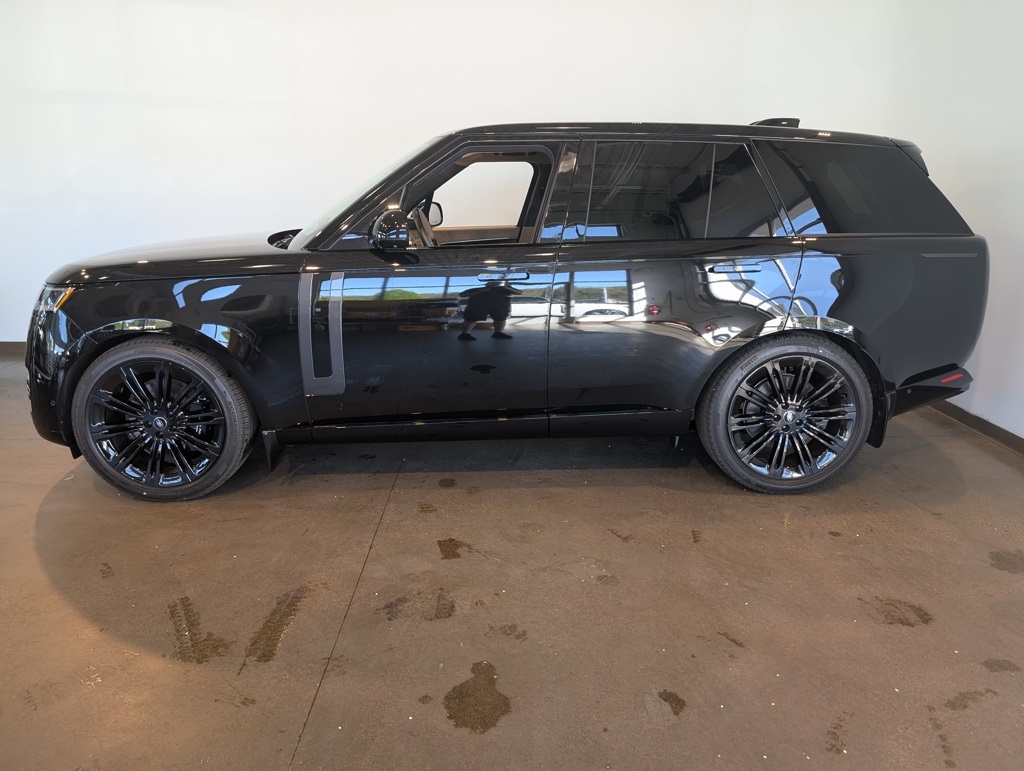 2025 Land Rover Range Rover SE photo 3