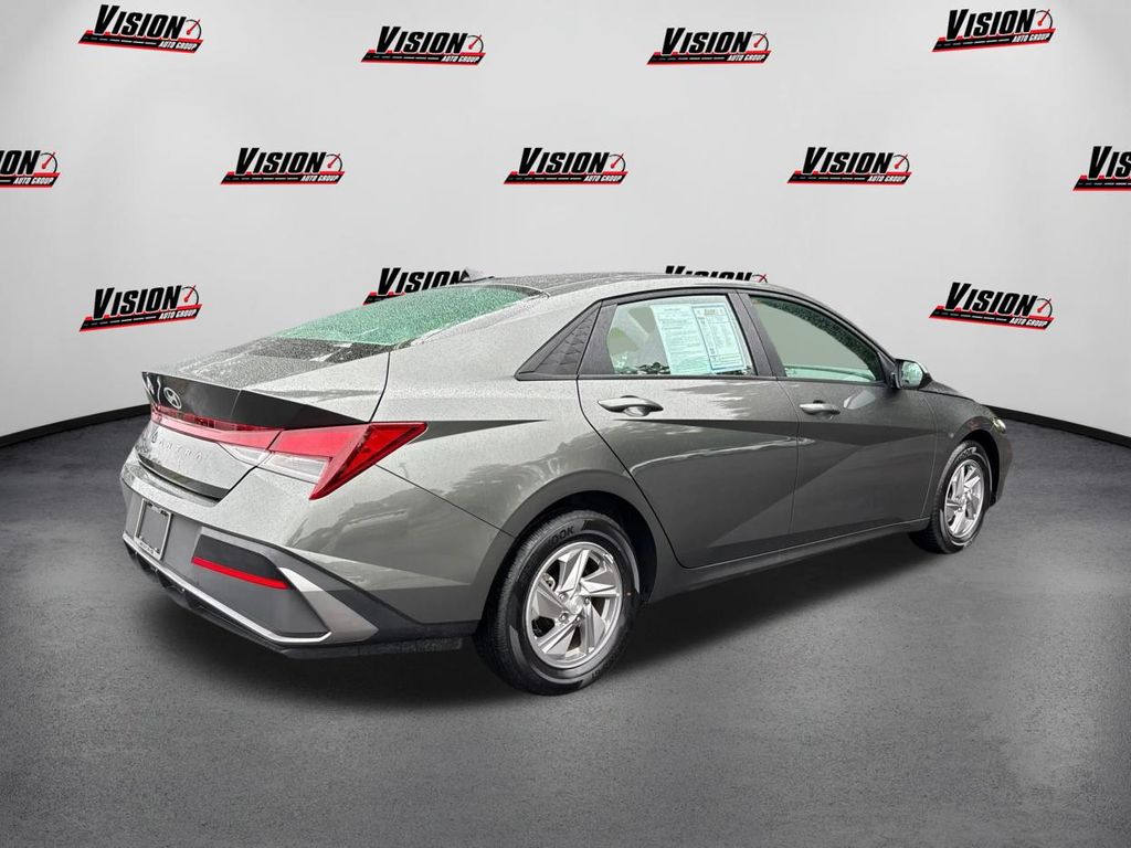 2025 Hyundai Elantra SE photo 3