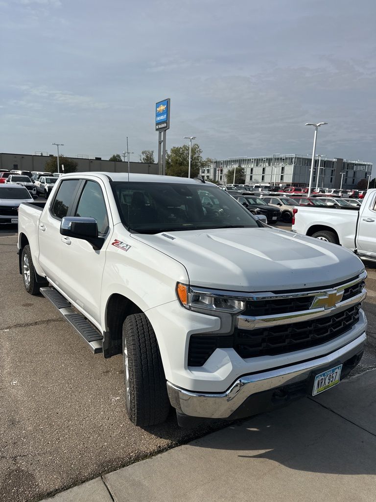 2024 Chevrolet Silverado 1500 LT photo 3