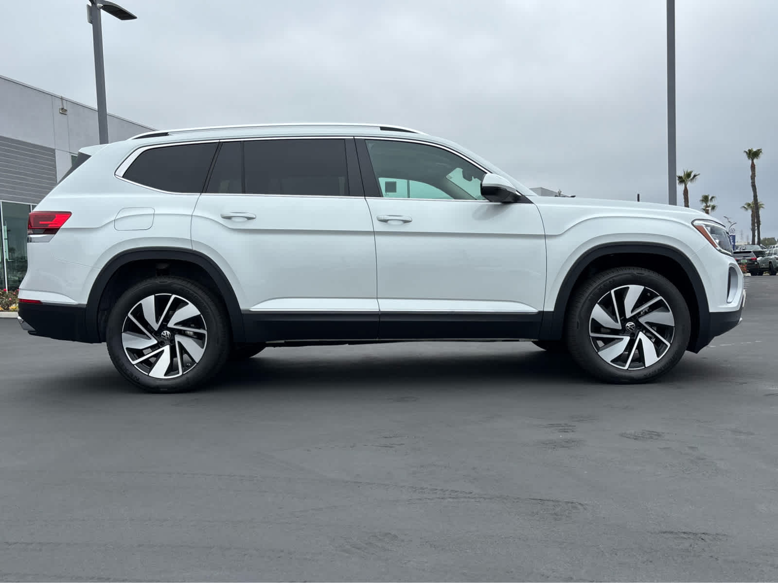 2025 Volkswagen Atlas SEL photo 2