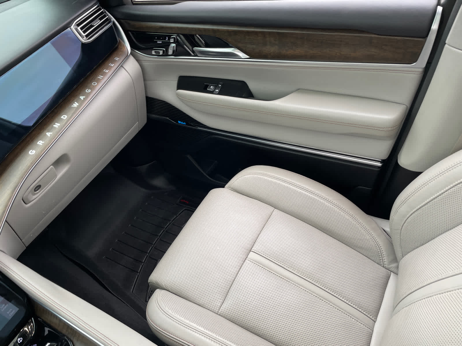 2023 Jeep Grand Wagoneer Base photo 16