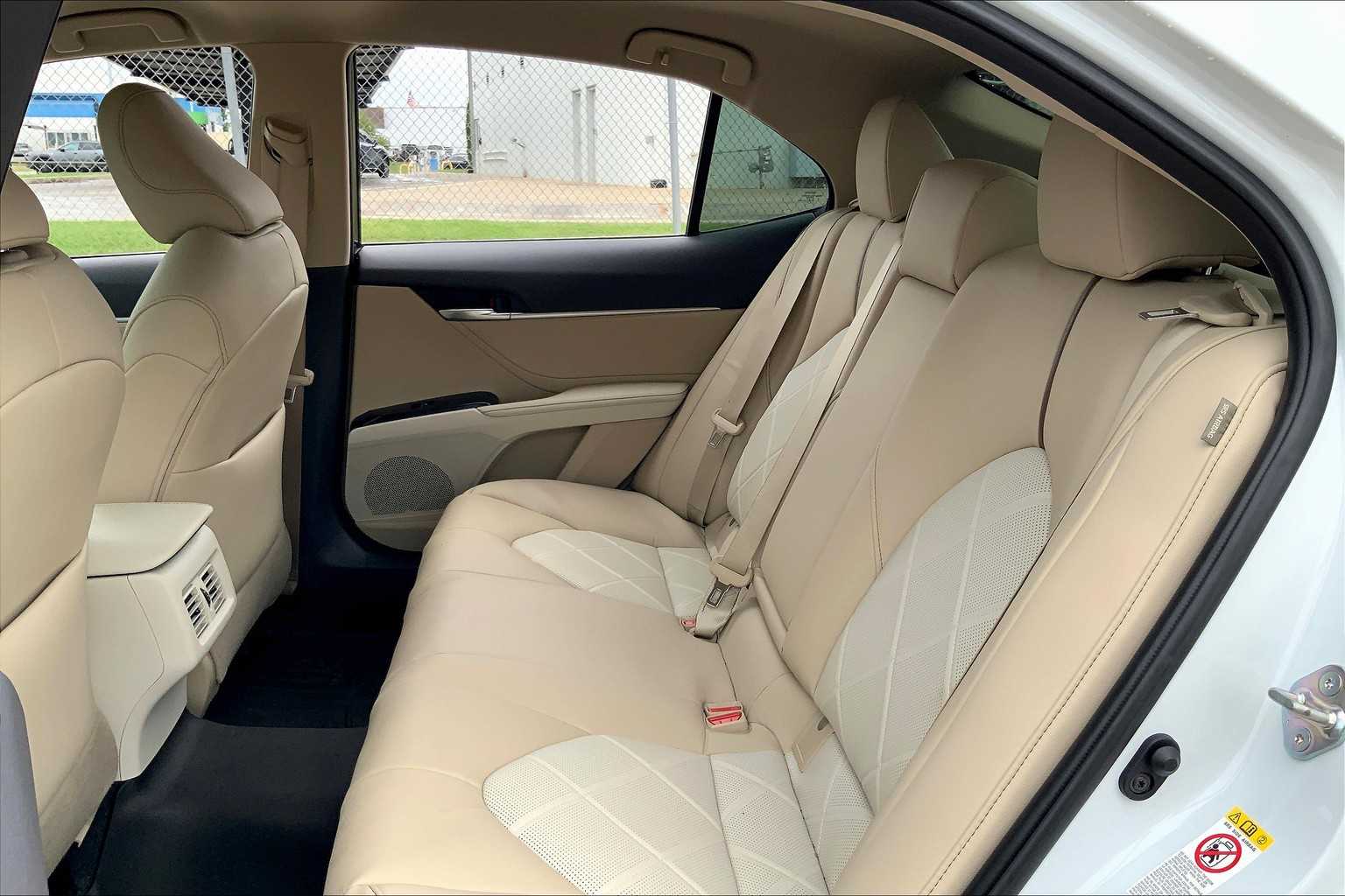 2018 Toyota Camry Hybrid XLE photo 17