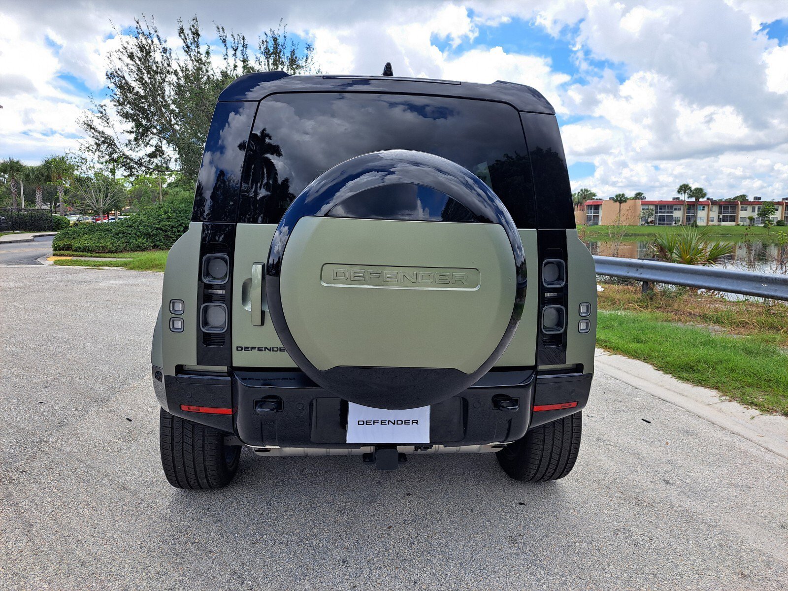 2025 Land Rover Defender X photo 4