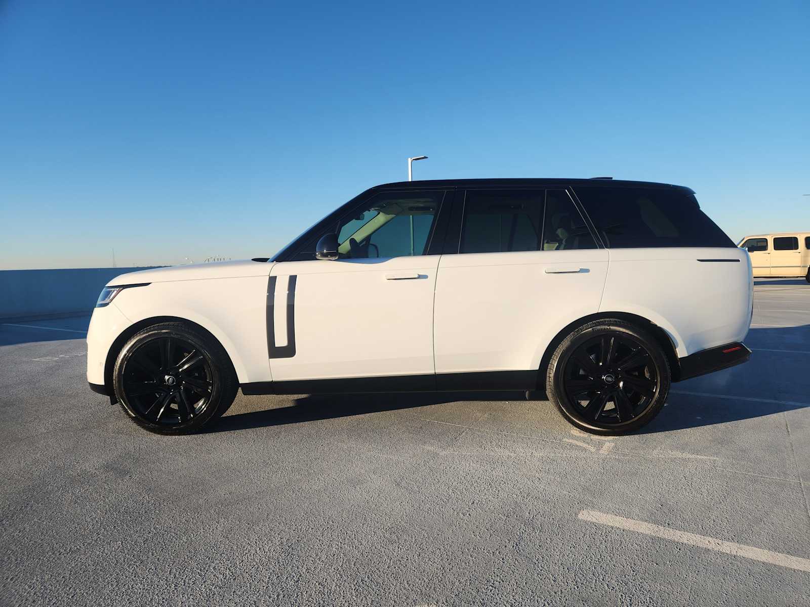 2023 Land Rover Range Rover SE photo 4