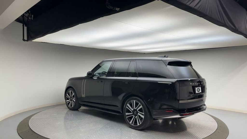 2023 Land Rover Range Rover SE photo 4