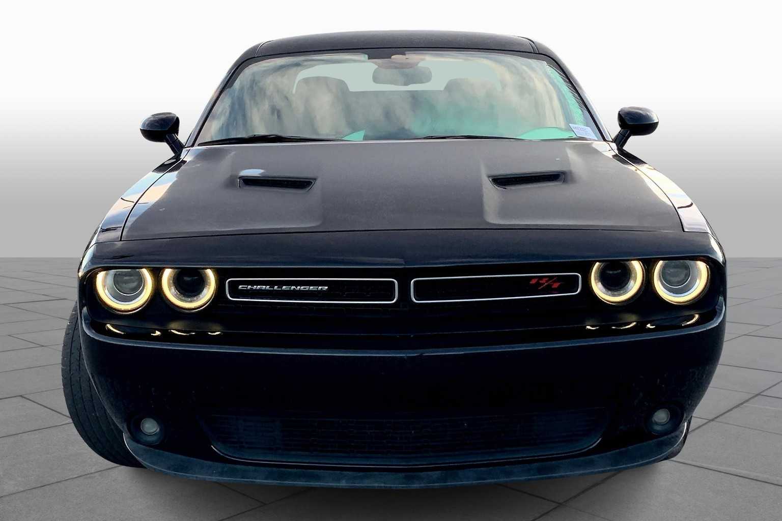 2017 Dodge Challenger R/T photo 3