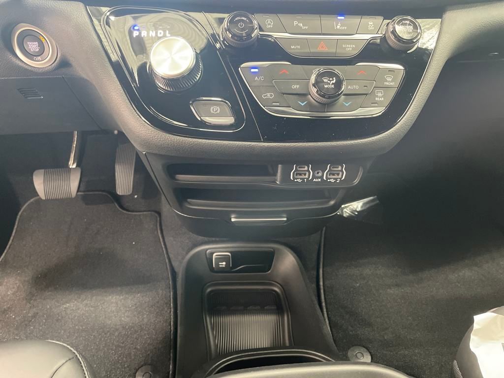 2025 Chrysler Pacifica photo 14