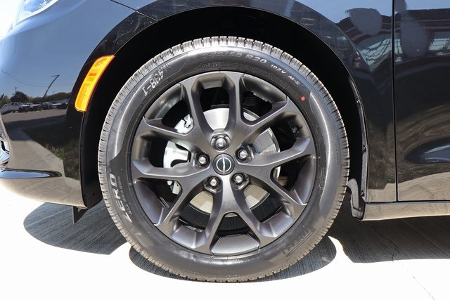 2026 Chrysler Pacifica Limited S Appearance photo 25