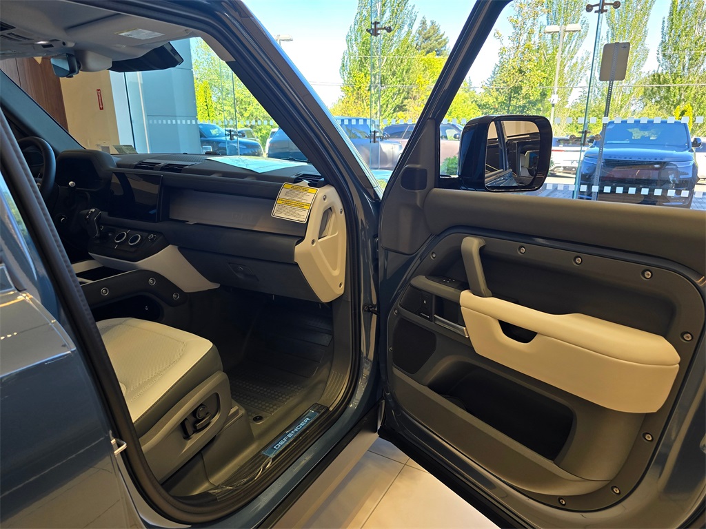 2025 Land Rover Defender 110 S photo 27