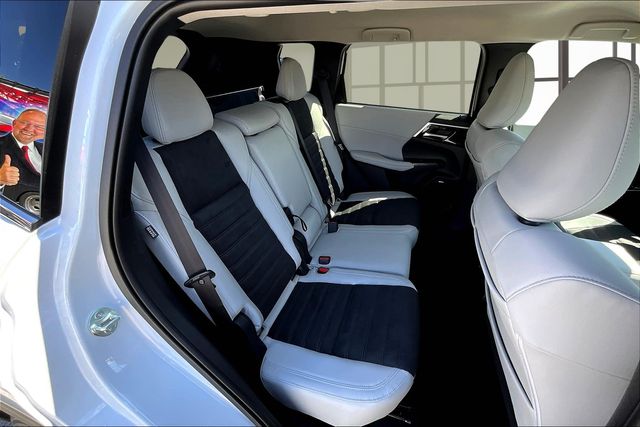 2025 Mitsubishi Outlander SE photo 9