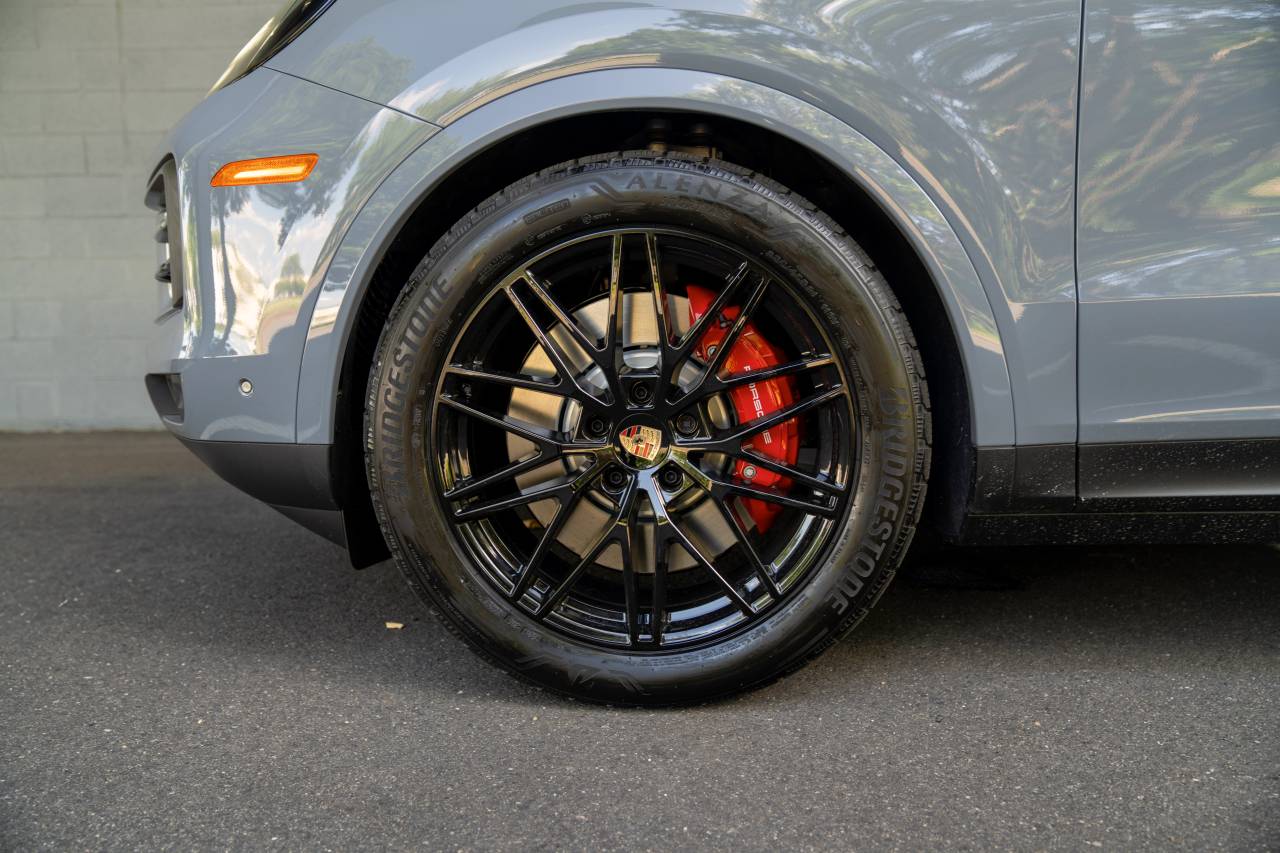 2025 Porsche Cayenne S photo 6