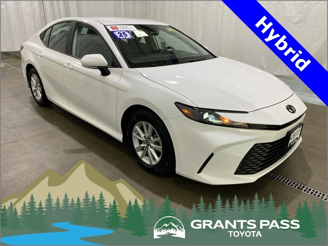 2025 Toyota Camry LE's photo