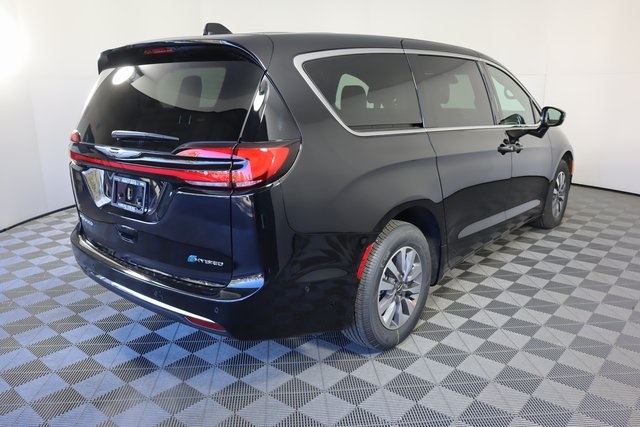 2025 Chrysler Pacifica Hybrid photo 4