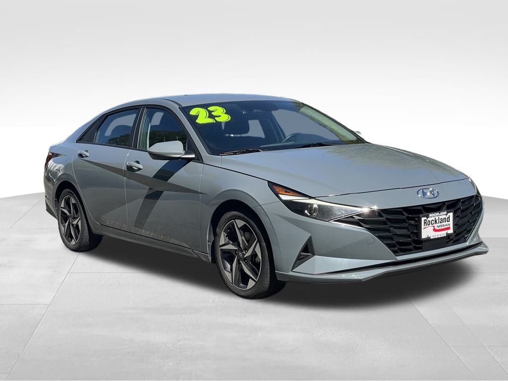2023 Hyundai Elantra SEL photo 2