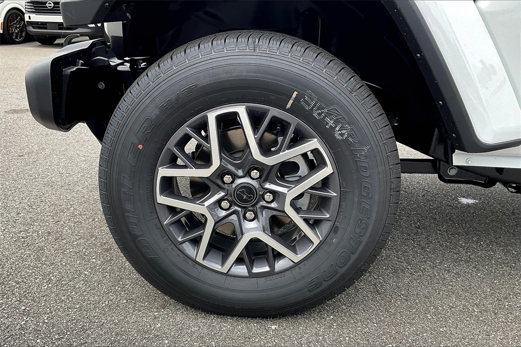 2025 Jeep Wrangler Sahara photo 7