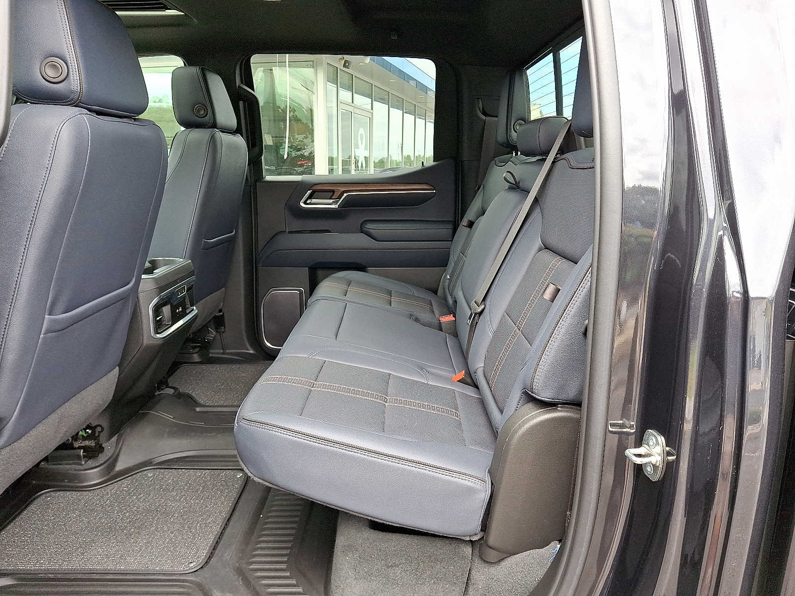 2023 Chevrolet Silverado 1500 High Country photo 9