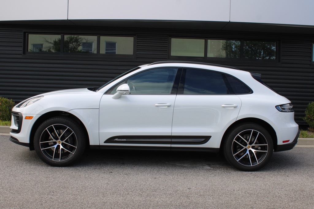 2025 Porsche Macan Base photo 2