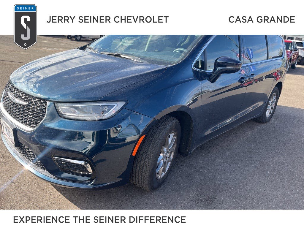 2021 Chrysler Pacifica Touring's photo