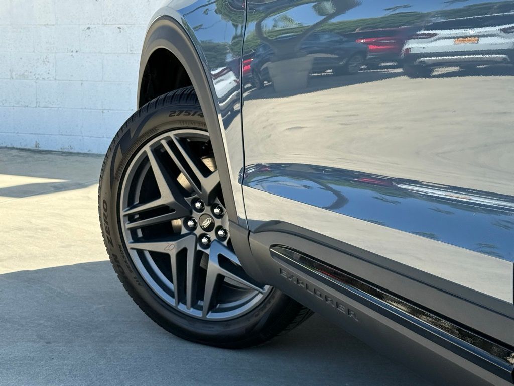 2025 Ford Explorer ST-Line photo 17