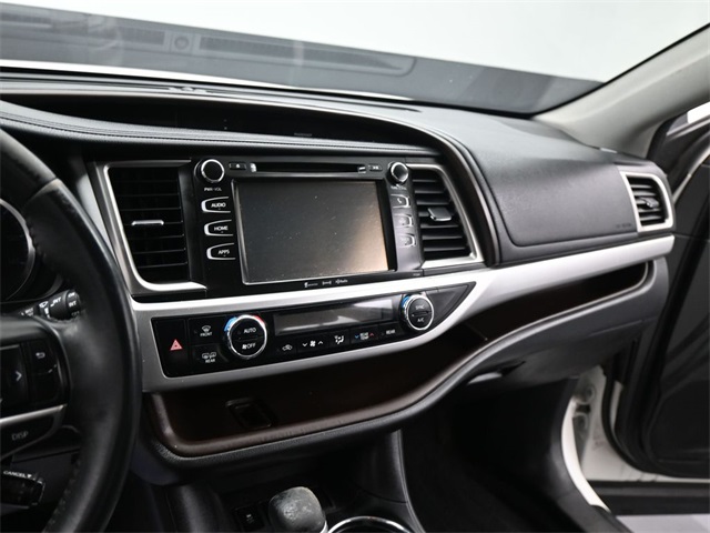 2016 Toyota Highlander LE photo 5