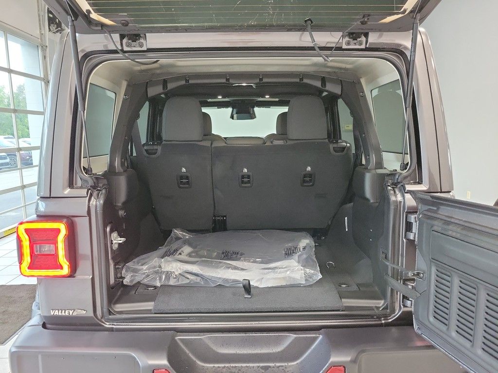 2025 Jeep Wrangler Sahara photo 5