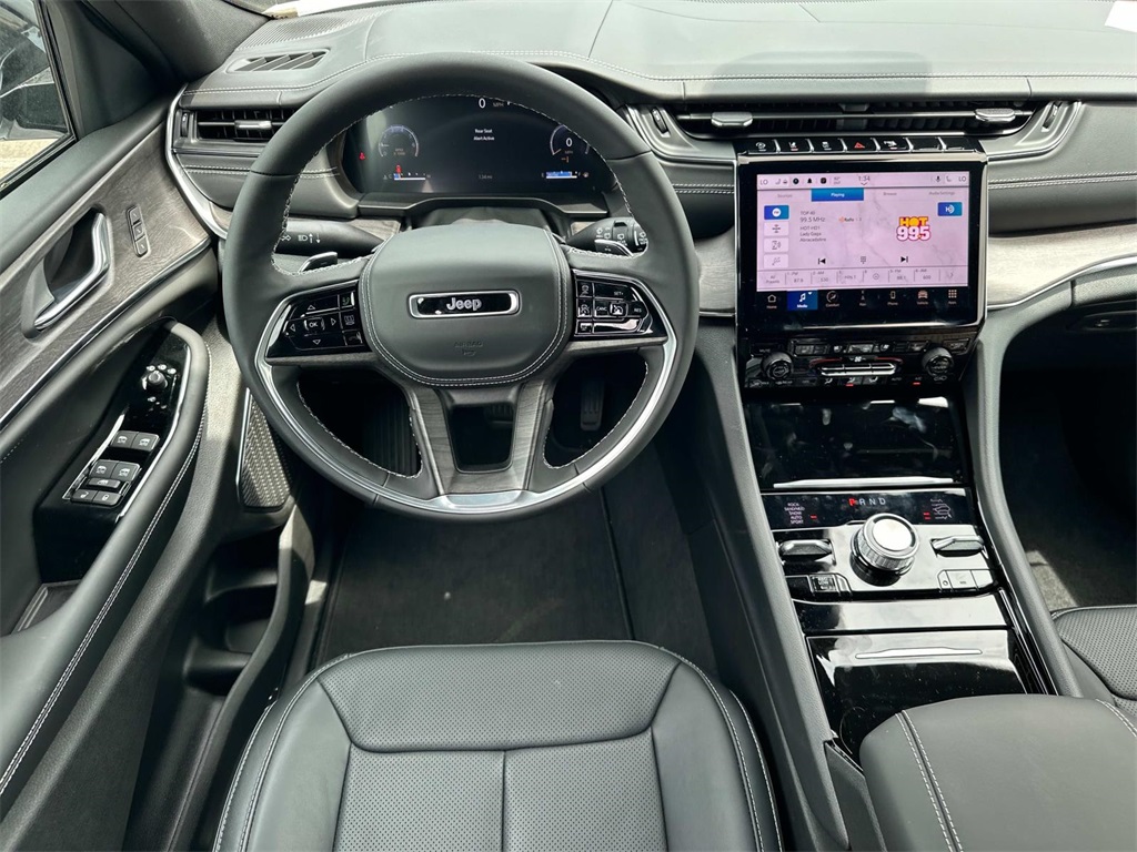 2025 Jeep Grand Cherokee Overland photo 2